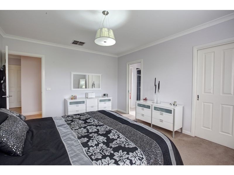 3 Longhirst Avenue, Cranbourne VIC 3977