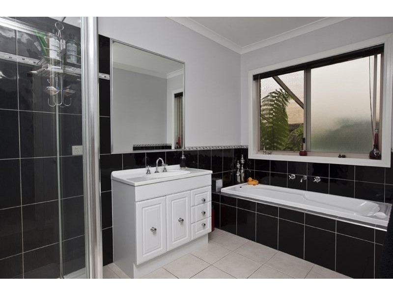 3 Longhirst Avenue, Cranbourne VIC 3977