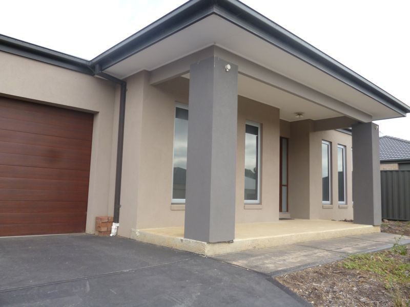 17 Cerbera Bend, Cranbourne North VIC 3977