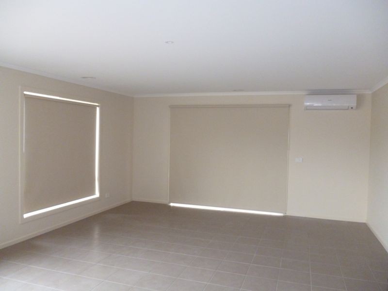 17 Rock Daisy Drive, Cranbourne East VIC 3977