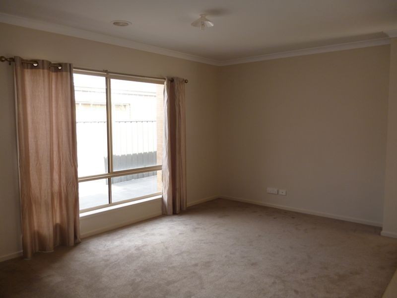 30 Kindred Avenue, Cranbourne North VIC 3977