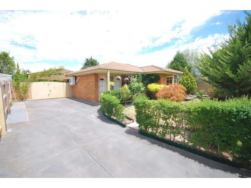 82 Lawless Drive, Cranbourne North VIC 3977