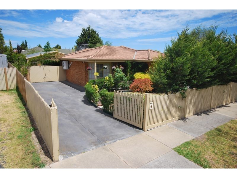 82 Lawless Drive, Cranbourne North VIC 3977