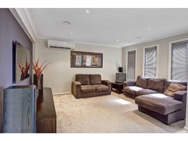 2 Nile Crescent, Cranbourne VIC 3977