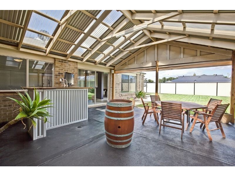 2 Nile Crescent, Cranbourne VIC 3977