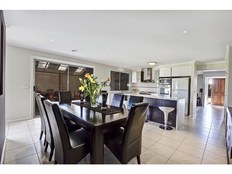 2 Nile Crescent, Cranbourne VIC 3977