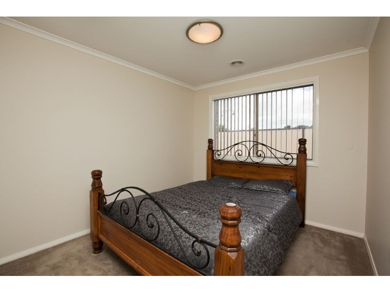 2 Nile Crescent, Cranbourne VIC 3977