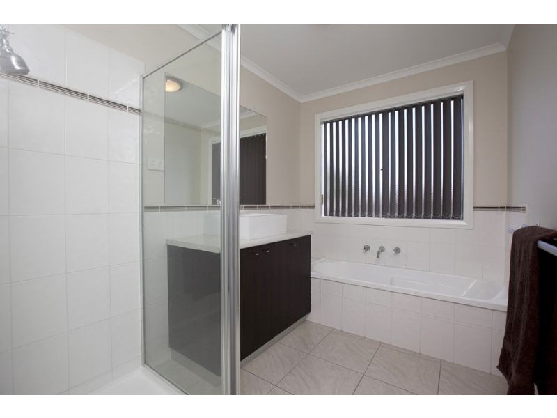 2 Nile Crescent, Cranbourne VIC 3977
