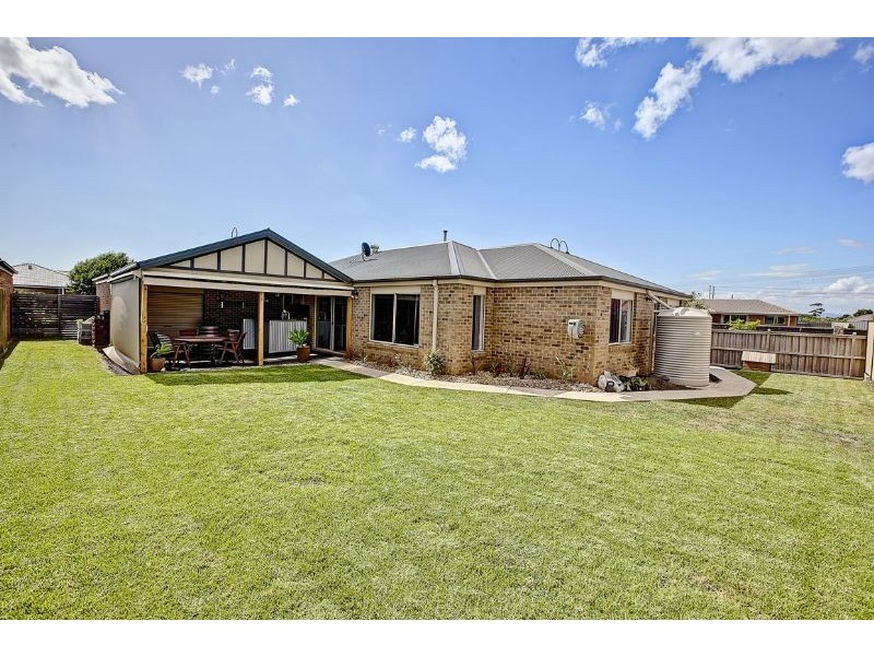 2 Nile Crescent, Cranbourne VIC 3977
