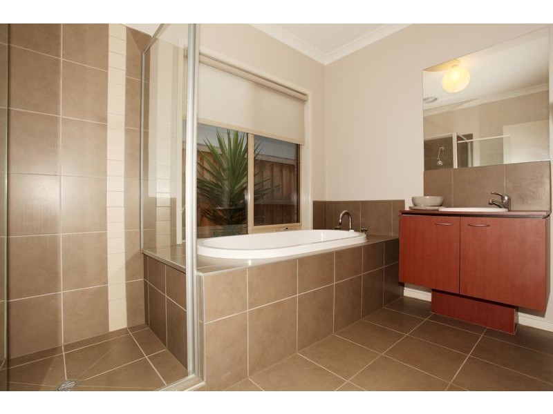 4 Yellowgum Avenue, Lyndhurst VIC 3975