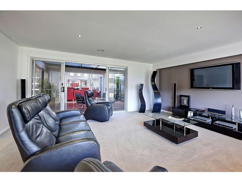 7 Aston Glade, Cranbourne East VIC 3977