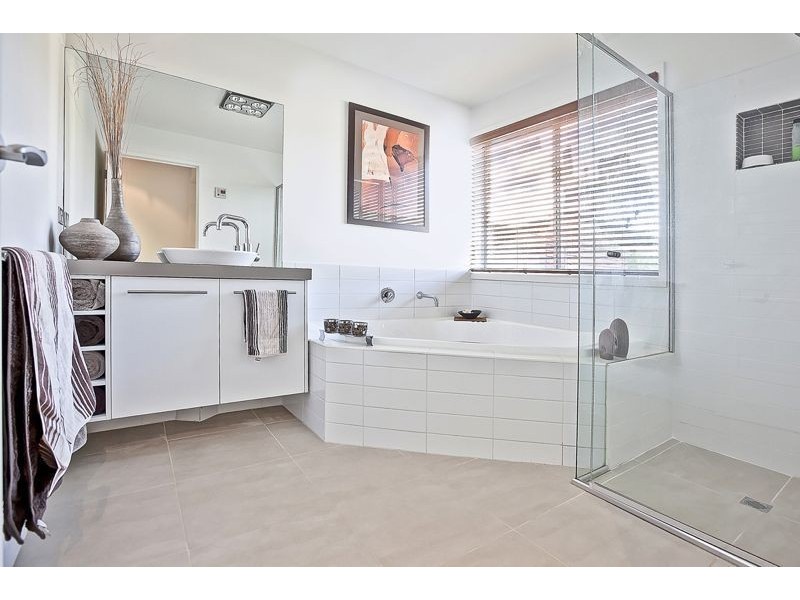 7 Aston Glade, Cranbourne East VIC 3977