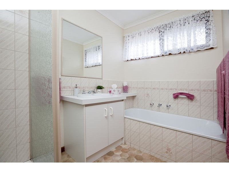 36 Lansell Drive, Cranbourne North VIC 3977