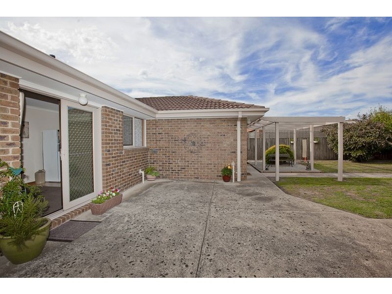 36 Lansell Drive, Cranbourne North VIC 3977