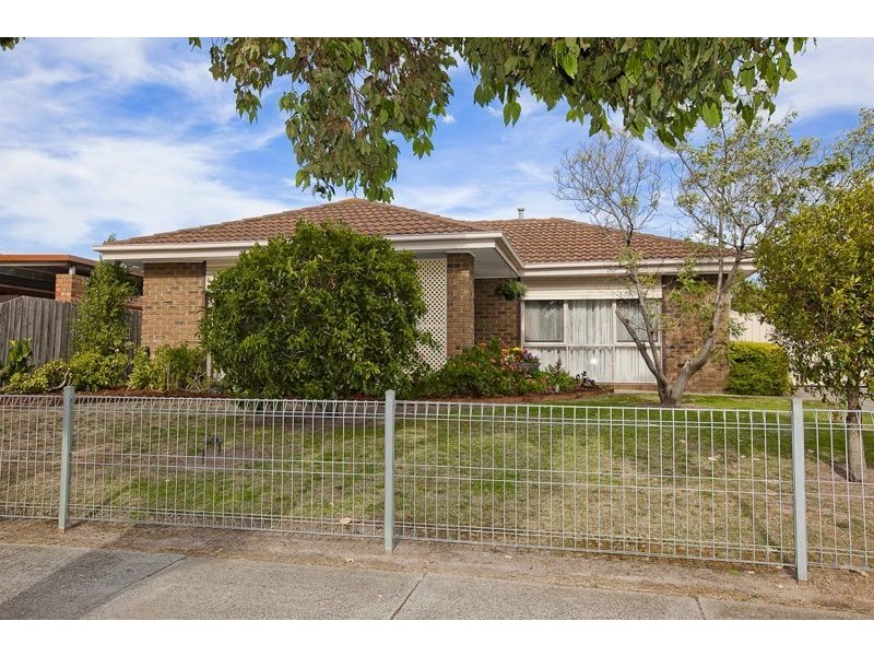 36 Lansell Drive, Cranbourne North VIC 3977