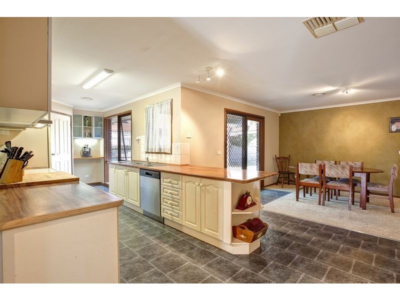 43 Navarre Drive, Cranbourne West VIC 3977