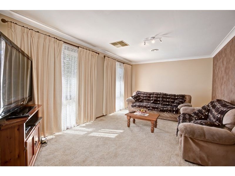 43 Navarre Drive, Cranbourne West VIC 3977