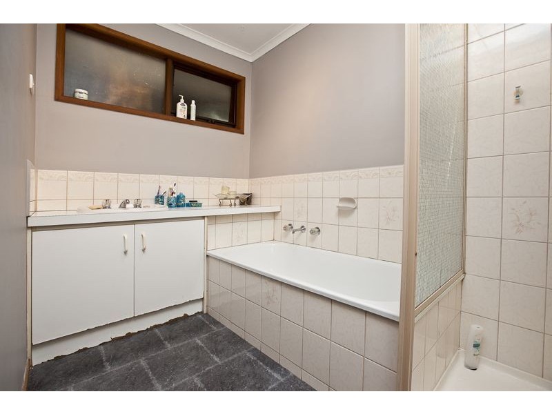 43 Navarre Drive, Cranbourne West VIC 3977