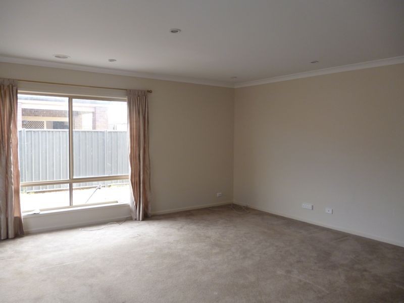 30 Kindred Avenue, Cranbourne North VIC 3977