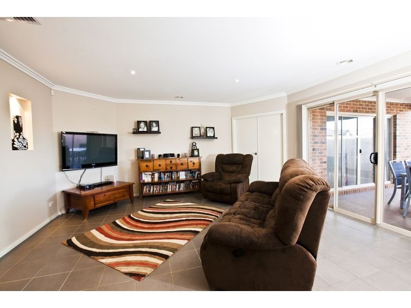 2 Ogle Way, Cranbourne North VIC 3977