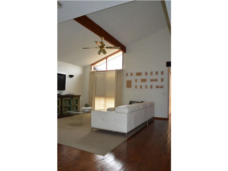 90 Courtenay Avenue, Cranbourne North VIC 3977