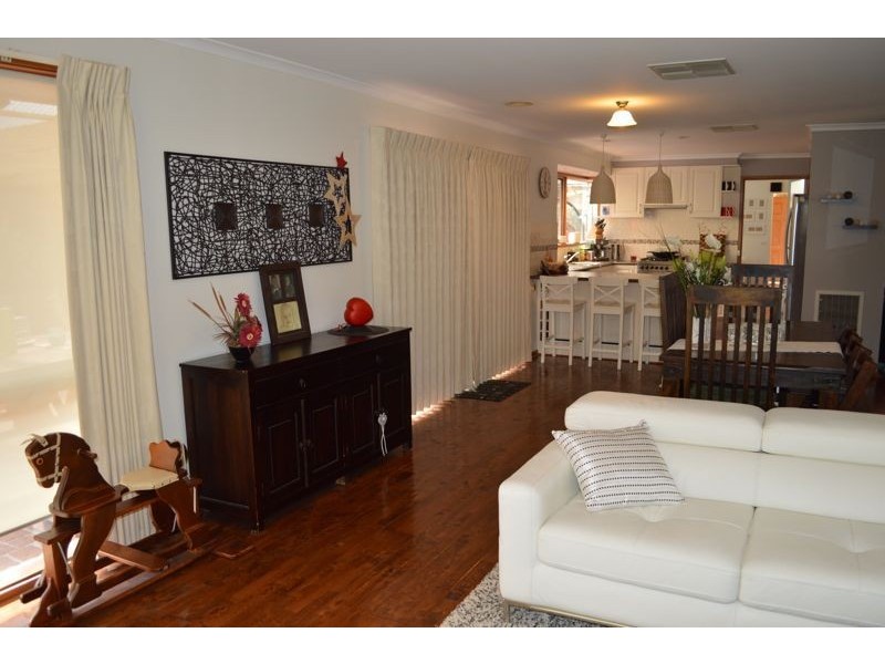 90 Courtenay Avenue, Cranbourne North VIC 3977