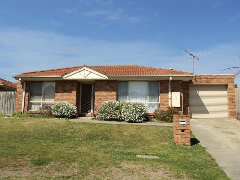1/9 Iris Close, Cranbourne North VIC 3977