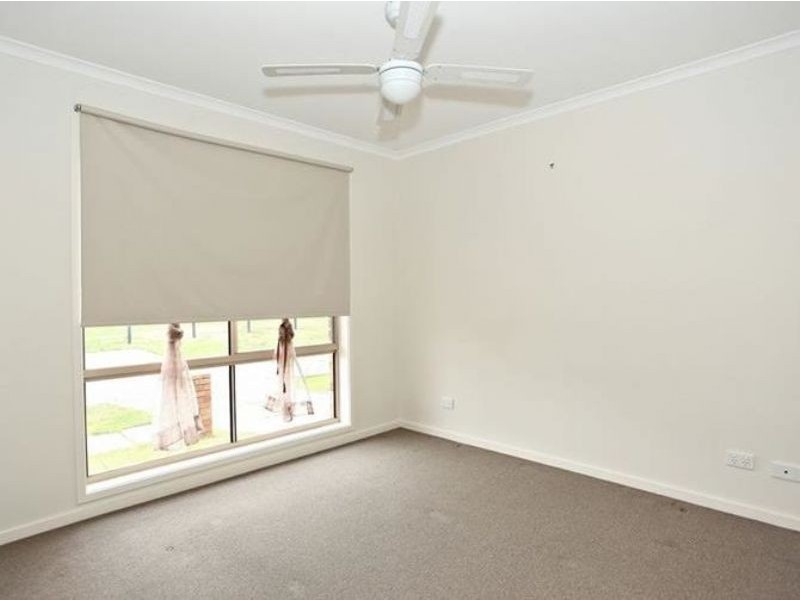 1/4 Loganberry Close, Cranbourne North VIC 3977