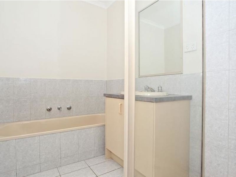 1/4 Loganberry Close, Cranbourne North VIC 3977