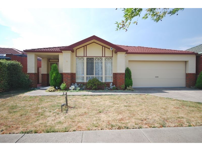 8 Oak Post Place, Cranbourne East VIC 3977