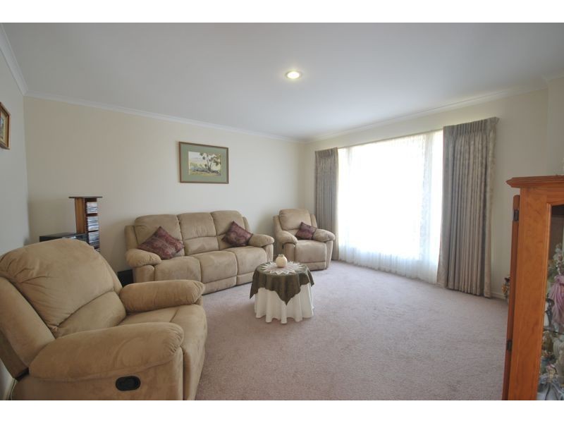 8 Oak Post Place, Cranbourne East VIC 3977