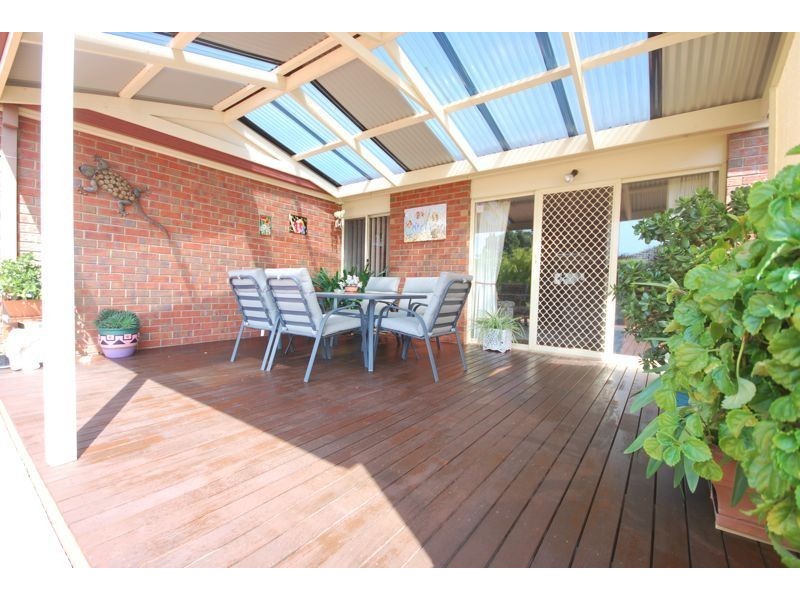 8 Oak Post Place, Cranbourne East VIC 3977