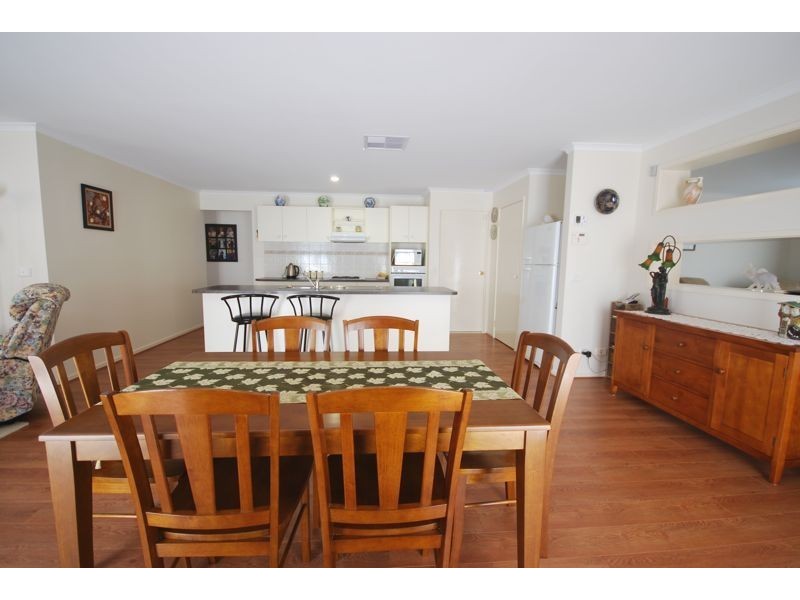 8 Oak Post Place, Cranbourne East VIC 3977