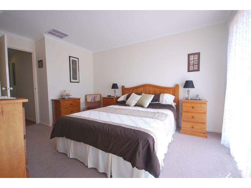 8 Oak Post Place, Cranbourne East VIC 3977