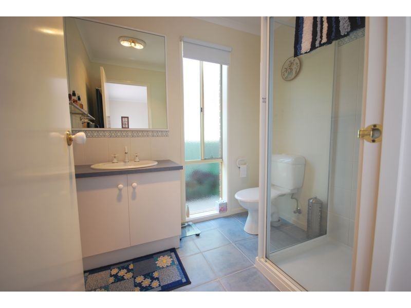 8 Oak Post Place, Cranbourne East VIC 3977