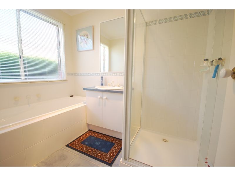 8 Oak Post Place, Cranbourne East VIC 3977