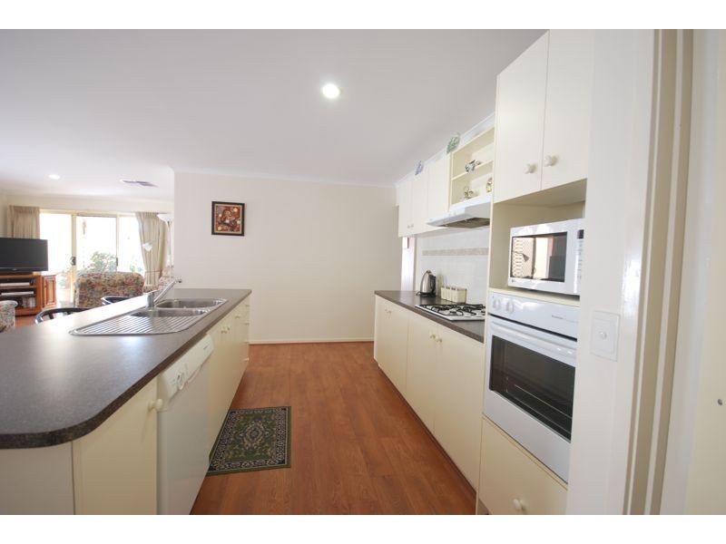 8 Oak Post Place, Cranbourne East VIC 3977