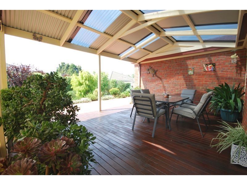 8 Oak Post Place, Cranbourne East VIC 3977