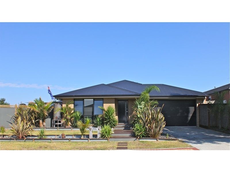 9 Lahinch Grove, Cranbourne VIC 3977