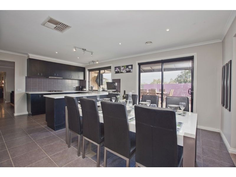 9 Lahinch Grove, Cranbourne VIC 3977