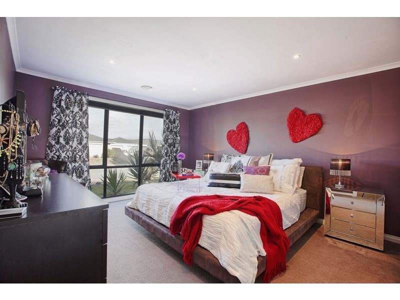 9 Lahinch Grove, Cranbourne VIC 3977