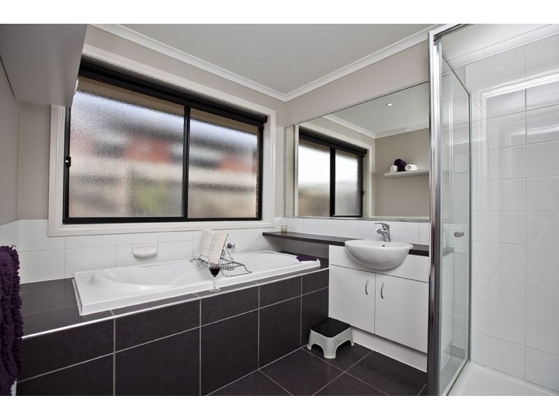 9 Lahinch Grove, Cranbourne VIC 3977