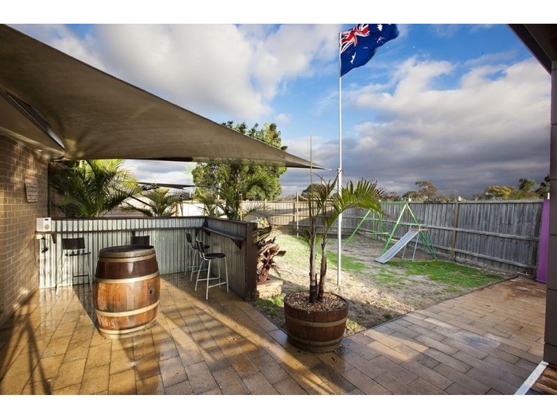 9 Lahinch Grove, Cranbourne VIC 3977