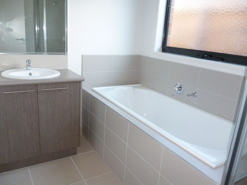 2/107 Army Road, Pakenham VIC 3810