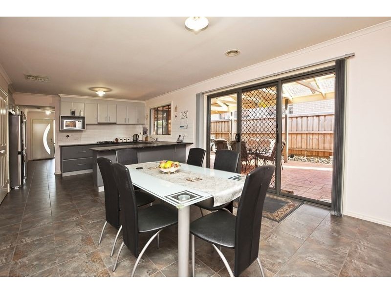 17 Lancashire Drive, Cranbourne North VIC 3977