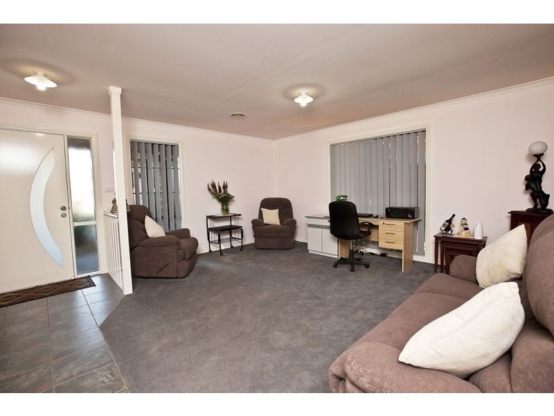 17 Lancashire Drive, Cranbourne North VIC 3977