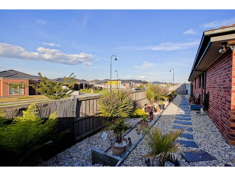 17 Lancashire Drive, Cranbourne North VIC 3977