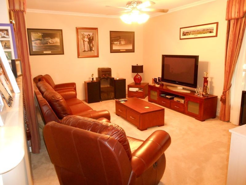 3 Loganberry Close, Cranbourne North VIC 3977