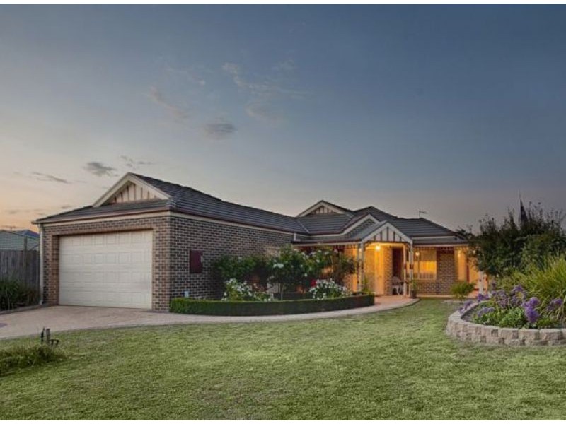 10 Prestwick Green, Cranbourne VIC 3977