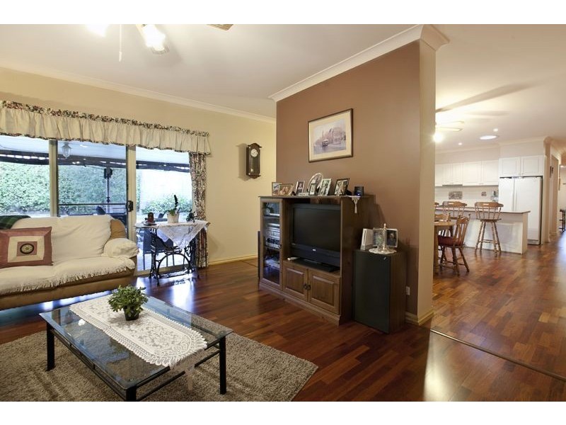 10 Prestwick Green, Cranbourne VIC 3977